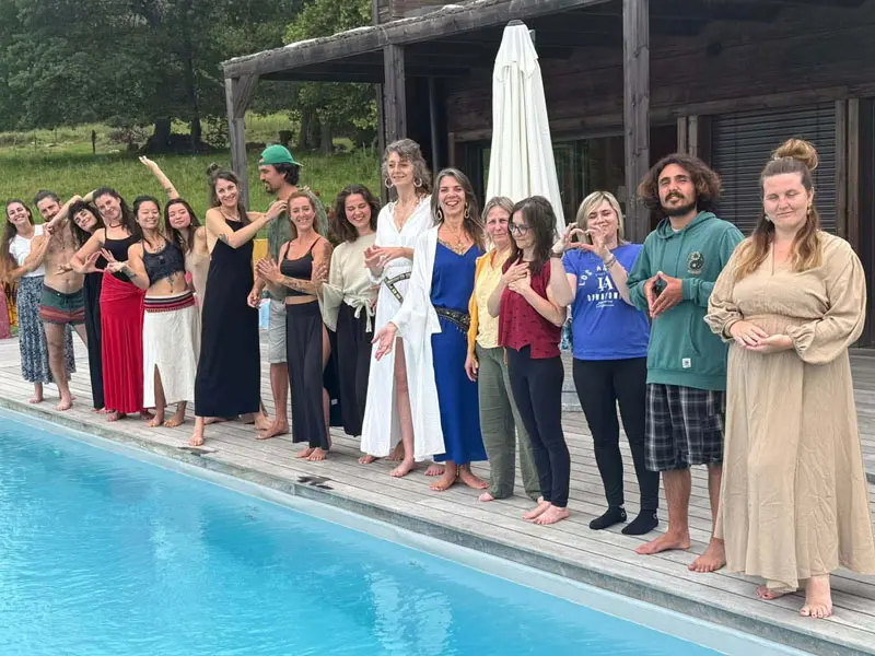 voyage aether cagir groupe des participants devant la piscine