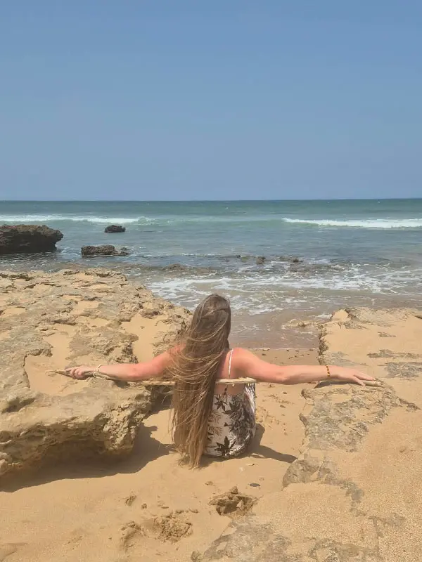 voyage maroc femme libre face a la mer