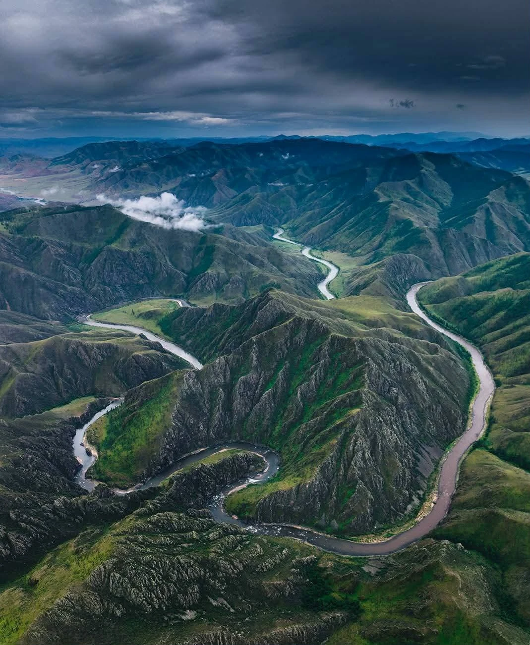 retraites mongolie juillet 2026 riviere dans montagne